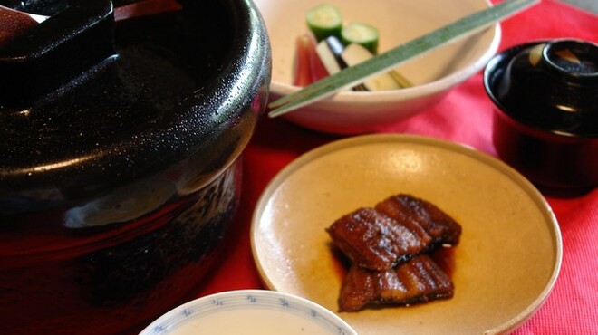 泉里 - 料理写真:名物の鰻と土鍋御飯