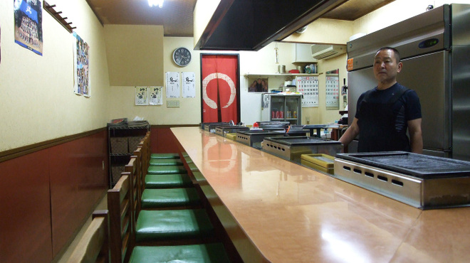 かまちゃん - 内観写真:キッチンをぐるりと囲むカウンターは14席。ビールで喉を潤して、おいしい焼肉に舌鼓下さい。