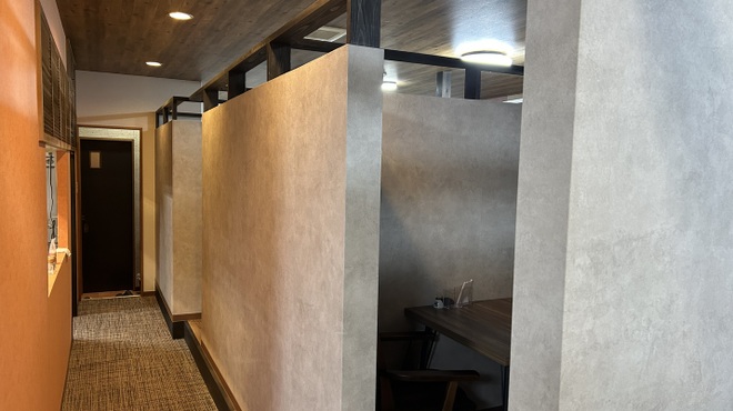 Teppan Yaki Hombahiroshima Okonomiyaki Hasshou - 内観写真:半個室が8室あります。