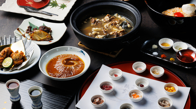 姫路 瓢亭 - 料理写真:新鮮だからこそいただける　活き血・胆嚢水
  
  部位毎に研究しつくされた　刺身
  
  炭火で香ばしく仕上げた　焼物
  
  揚げたて熱々の　唐揚
  
  代々受け継がれてきた伝統の出汁で　鍋
  
  いずれも瓢亭自慢の逸品をコースでご提供します。