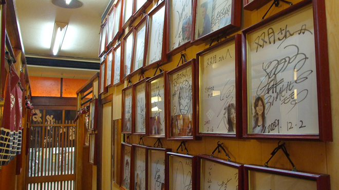 双月 - 内観写真:有名人のサイン色紙がズラリ♪