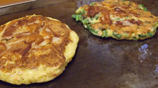 双月 - 料理写真:ひっくり返して美味しそうに焼けました。今も昔も変わらぬ先代の味をお楽しみ下さい♪