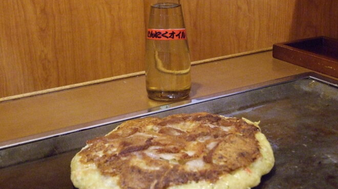 Sougetsu - 内観写真:お好み焼に自家製にんにくオイル！おすすめの食べ方です♪