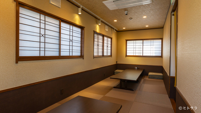 Cafe&Dining Bar Oharu - 内観写真:穏やかな気分にさせてくれる、落ち着きのある畳の空間