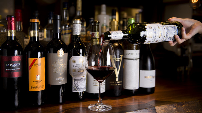 Supein Ryouri Kueba Soru - メイン写真:スペインワインは約30種類取り揃えています。お気に入りの1本を見つけてください。