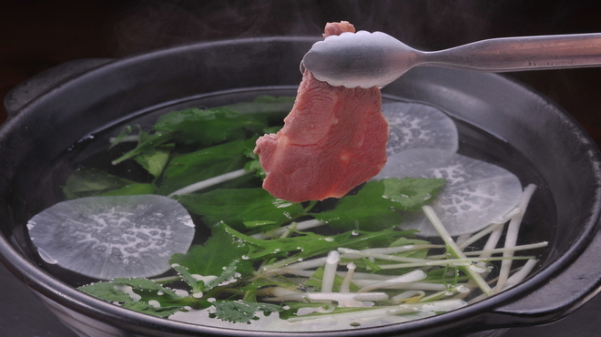 Ramu Tokyo - 料理写真:＜しゃぶしゃぶ＞でこぽんのポン酢でさっぱりと。焼肉、刺身とはまた違った馬肉の魅力を味わえます。