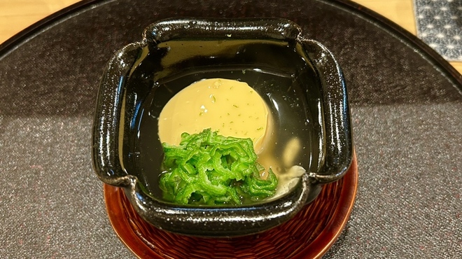 日本料理 直 - 料理写真:月見豆腐　刻んだオクラ　下には鯛のほぐし身　榎と葱の佃煮　鯛の出汁