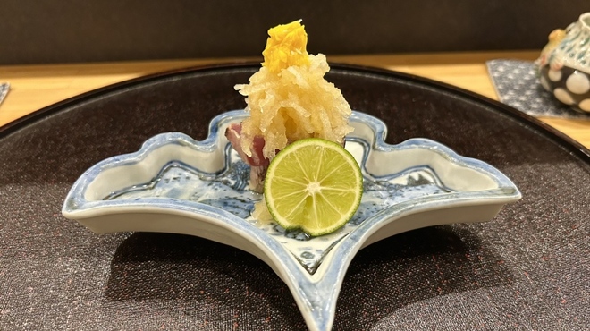 日本料理 直 - 料理写真:戻り鰹のたたき　自家製塩ちり酢と刻んだ梨