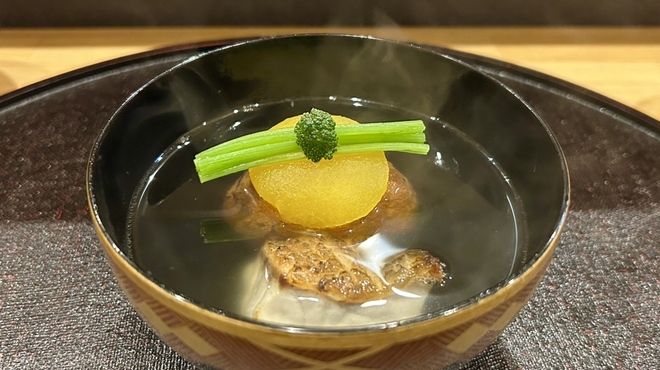 日本料理 直 - 料理写真:焼いたノドグロ、枝豆のがんも、月に見立てた黄色いパプリカの椀物