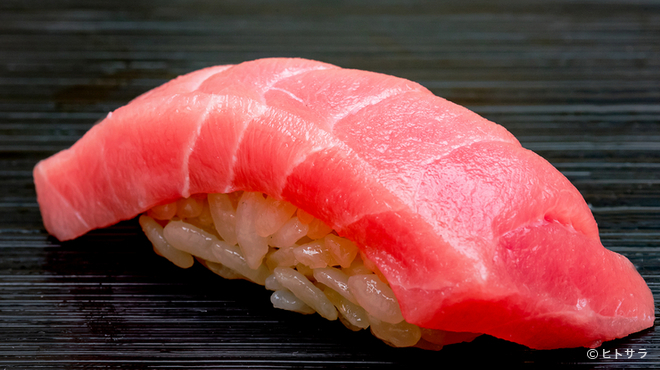 Sushi Jin - 料理写真:その日のおすすめ一貫。単品でも注文可能な絶品の握り『中トロ（塩釡産）』