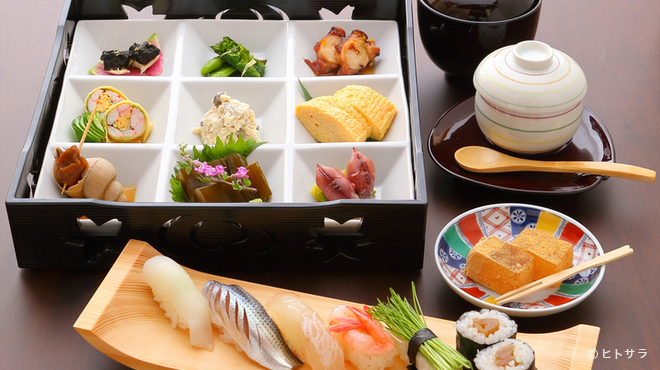 Shirohaccha Koshitsu Bekkan - 料理写真:メインの寿司以外に小鉢などが付くコスパのいいランチ