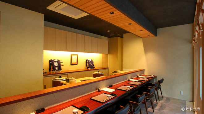 Shirohaccha Koshitsu Bekkan - 内観写真:料理人と対面して語れるカウンターはオススメの席