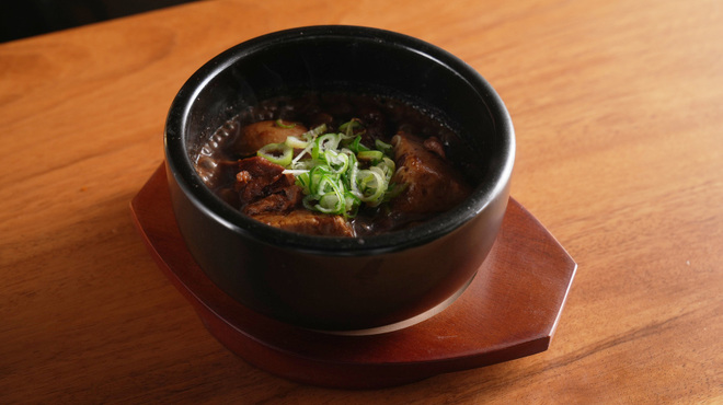 中目黒 とりまち - 料理写真:鶏の部位を余すことなく秘伝の味噌で煮込んだとりまち名物！鶏煮込み