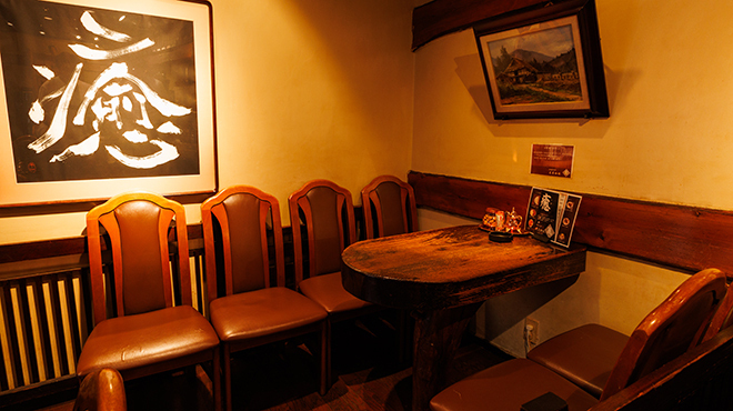 Wine bar 蔵 - メイン写真:ゆったりとしたテーブル席、全席喫煙可