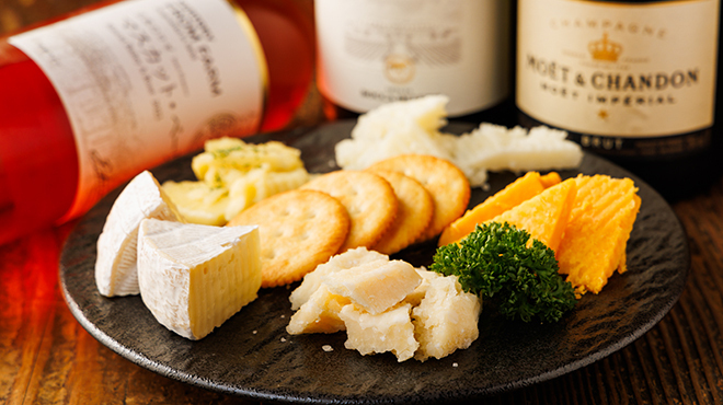 Waimbaru Kura - メイン写真:チーズの五種盛り合わせとワインをどうぞ