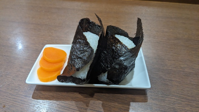 ふじ - 料理写真:こちらの海苔巻きおにぎり、具無しですが海苔にこだわり通な方はから揚げの食べ終わったお皿に残ったタレとコショウを付けて食べるのが通らしい…