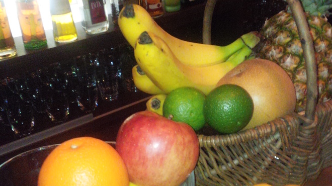 BAR　Voeux - 料理写真:季節のフルーツを使ったカクテルは大人気です。