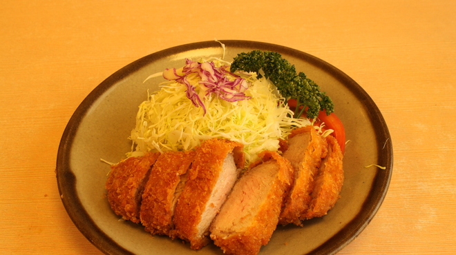 Tonkatsu Yamada - 料理写真:特ロースかつ定食　厚み3センチはある上質なお肉を使ったとんかつ驚くほど柔らかく絶品\1800