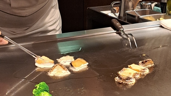 レストラン ロワール 鉄板焼 - 料理写真:スライスしたアワビを付け合わせの野菜達と共に。