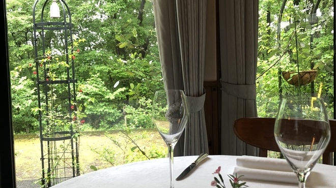 Restaurant Mitsu - 内観写真:外の景色に癒されて
