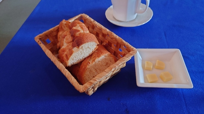 ル・トア・ド・パリ - 料理写真:だけど味わいに多少古っぽさを感じる
  変質してる味わいがしてるのは凄く勿体無いなあ
  
  このパンと
  このパンを使われているであろうパン粉だけは
  僕的にはあんまりな感があった
