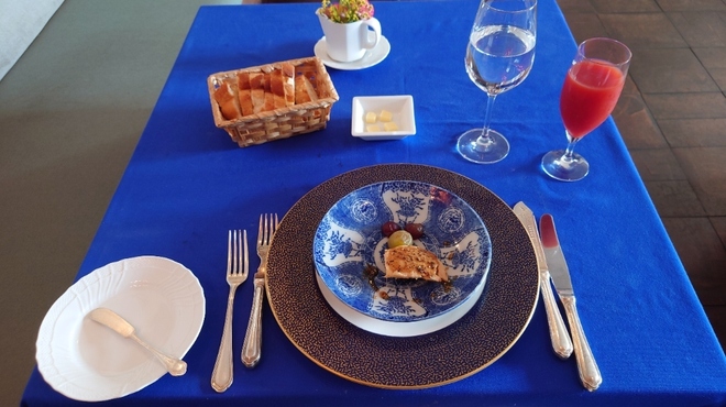 ル・トア・ド・パリ - 料理写真:◯ブラッドオレンジ
  100％のジュースで
  爽やかな苦みと酸味、ほんのり甘味が美味しい味わい
  
  ▷前菜
  ◯ブルガリア産フレッシュフォアグラの
  ブラックペッパー、はちみつソース掛け
