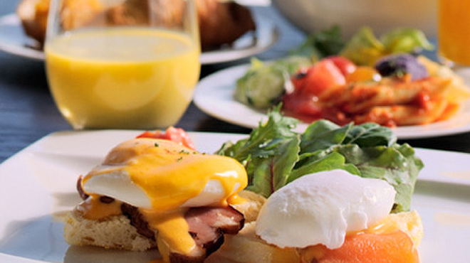R restaurant & bar - 料理写真:朝食のセレクトメニュー・卵料理のひとつ「エッグベネディクト（手前の一皿）」。単品は24時間ご注文いただけます。