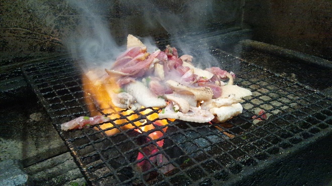 Matsukatsu - 料理写真:旨みたっぷりなもも肉を皮と一緒に炭火で一気に焼き上げます。味・ボリューム共に満点！