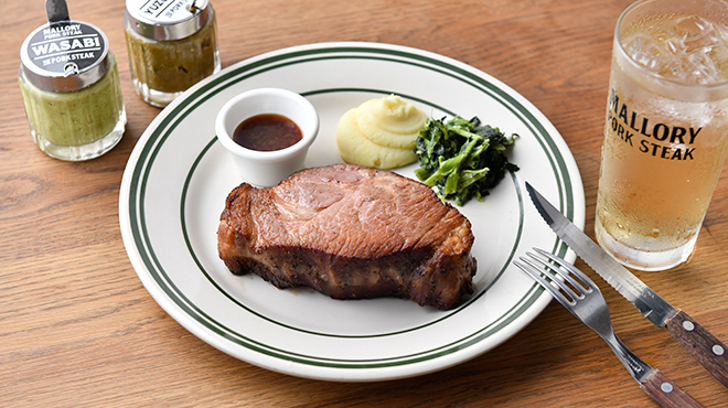 マロリーポークステーキ - 料理写真:分厚いポークステーキ、ハイボール