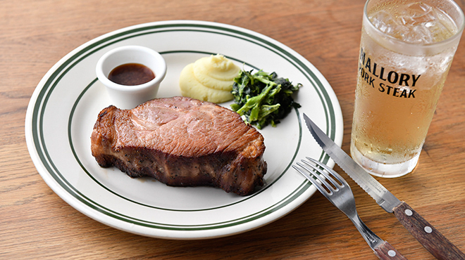 マロリーポークステーキ - 料理写真:分厚いポークステーキ、ハイボール