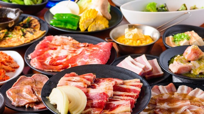 炭火焼肉 食べ放題 カルビ市場 - メイン写真: