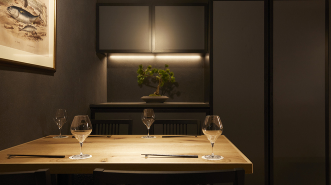 小皿のまぐろとさば。 - 内観写真: