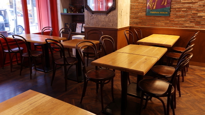 ビストロ レコルト - メイン写真:落ち着いた雰囲気の中、食事を楽しめるテーブル席