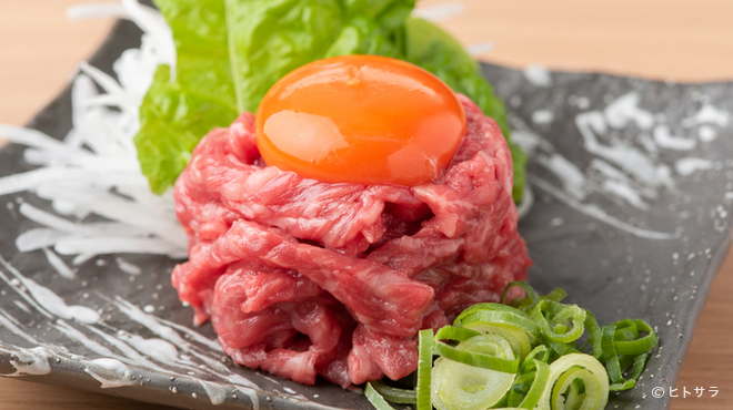 Koube Bifuyakiniku O Katora - 料理写真:口の中いっぱいに肉の旨みが広がる。鮮度抜群、至福の逸品『和牛炙りユッケ』