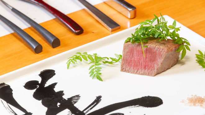 肉割烹 無膳福助 - 料理写真:なにわ黒牛 熟成フィレ、遠石溶岩釜焼き、炭のソース