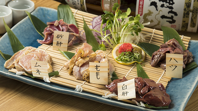 かつ一 - メイン写真:肉刺し(若鶏もも肉、若鶏ムネ肉、白肝)