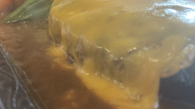 グリル・ラクレット - 料理写真:ハンバーグステーキ
レッドチェダーチーズトッピング