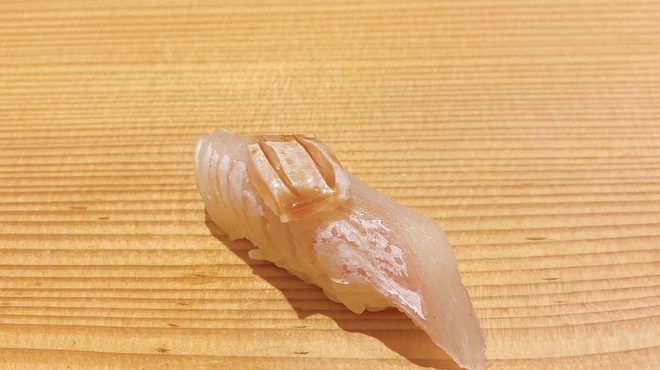 河原町 一 - 料理写真:ヒラメ昆布締め　上にはエンガワ