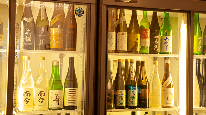 MOTO TOKYO - メイン写真:スタンディングエリア_日本酒ショーケース