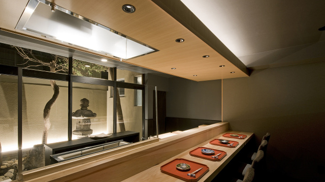 日本料理 鷹光 - 内観写真:カウンター①