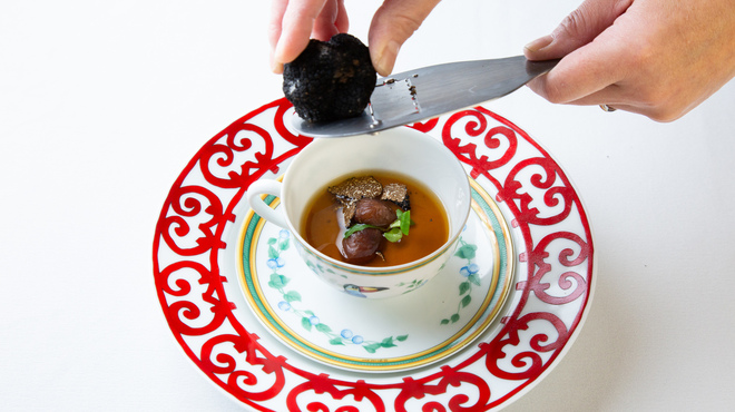 フレンチ割烹 宿 - 料理写真:フランス産 栗のフラン　コンソメスープを注いで