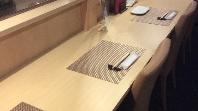 鶏割烹 まことや - 内観写真:広々としたカウンターでゆったり