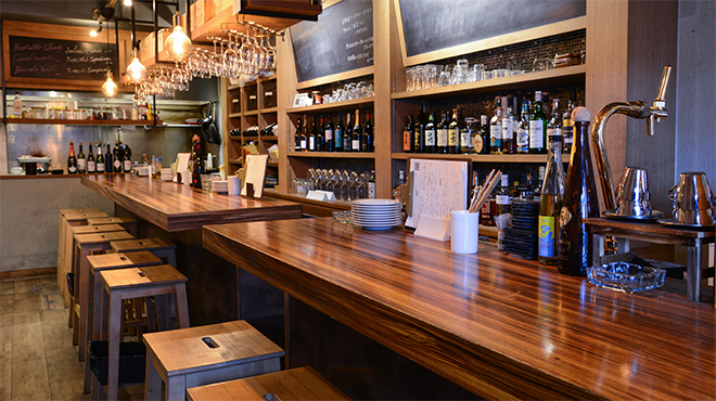 CORONA winebar＆dining - メイン写真:カウンター席