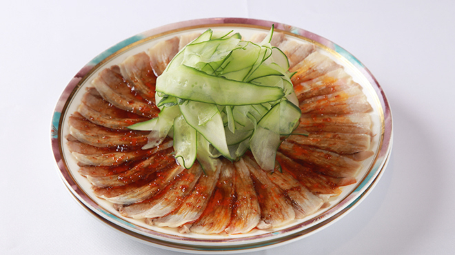 銀座 桃花源 - メイン写真:薄切り豚肉辛味ニンニクソース掛け：雲白肉