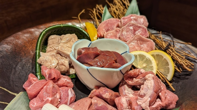 どすこい商店 ホルモン焼肉 豚星 - 料理写真:ホルモン６種盛り