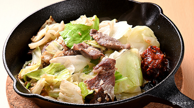 Hatsuba - 料理写真:癖になるうまさ！キャベツたっぷり、にんにくたっぷりの馬肉の鉄板焼き『馬肉の辛味噌鉄板焼き』