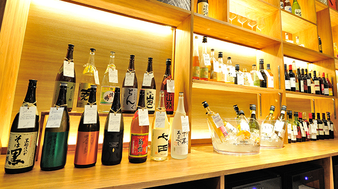 Nomuno Sake &Japan Wine - メイン写真:お酒が並んでいるところ