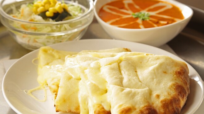 ジョティ - 料理写真:大人気のチーズナンとのセットです☆プレーンナン・ライスはお替わり自由♪