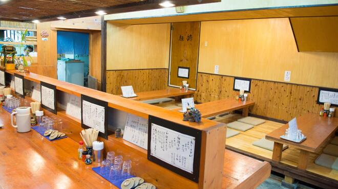 とらや - 内観写真:清潔感のある落ち着いた店内は店主の手づくり♪