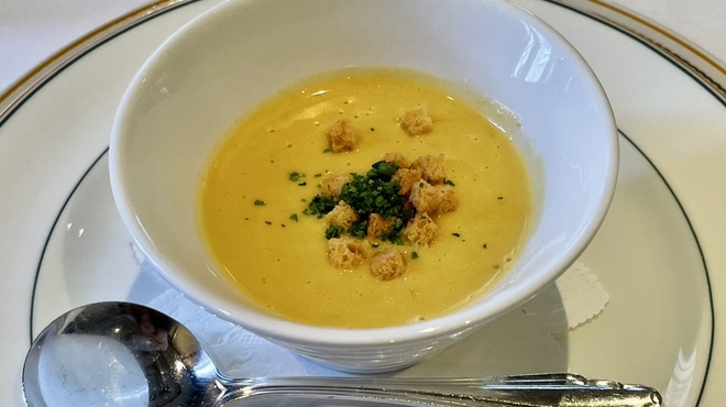 ランビアンス - 料理写真:季節野菜のポタージュスープ。10種類以上の野菜が使われています。